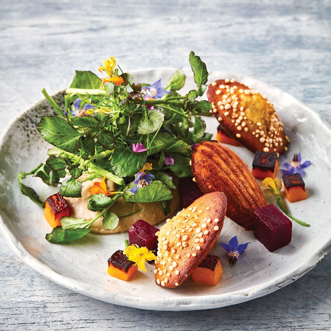 Herzhafte Teff-Madeleine mit Hefe-Topinambur- und Sonnenblumenpüree
